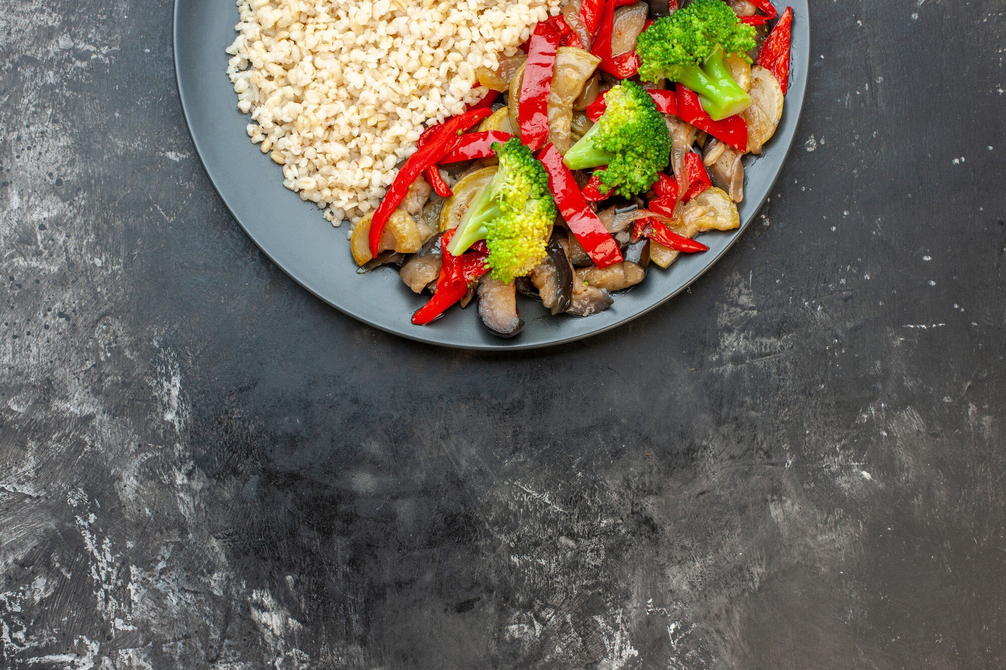 Plato saludable con vegetales frescos, granos y proteínas sobre mesa de madera rústica en un entorno cálido