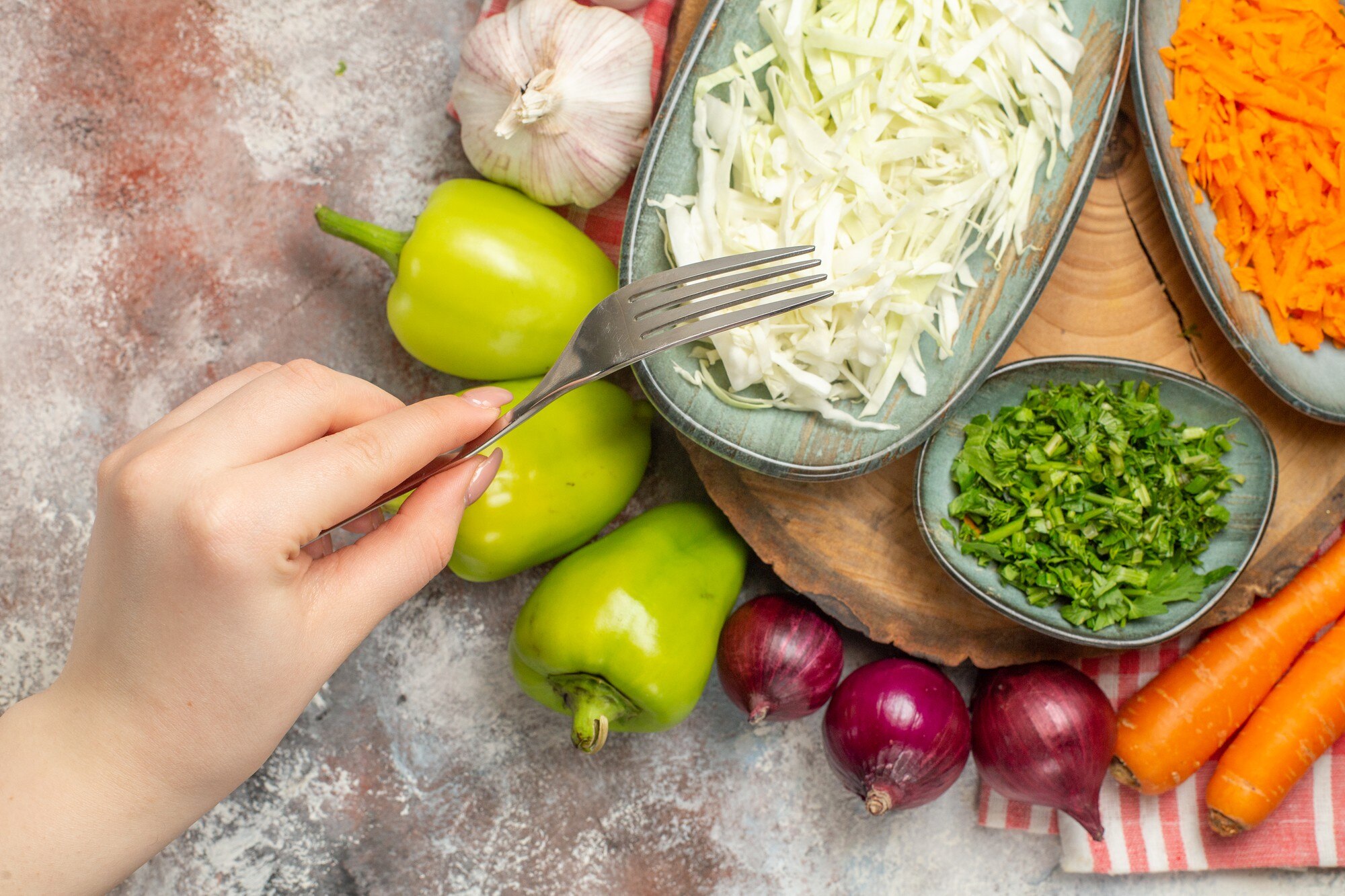 Preparación de alimentos saludables: verduras picadas, legumbres y especias en cocina de madera clara